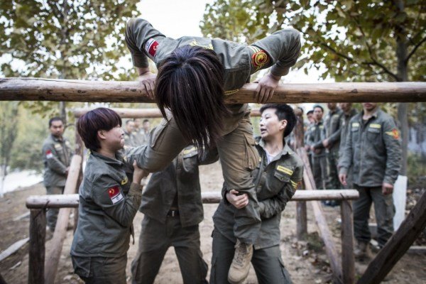 揭秘富商女保镖:长相多清秀端正 年薪30多万