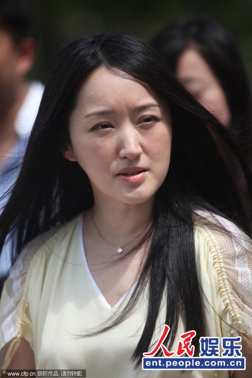 杨钰莹回母校心情激动 怪异表情损玉女气质\/图