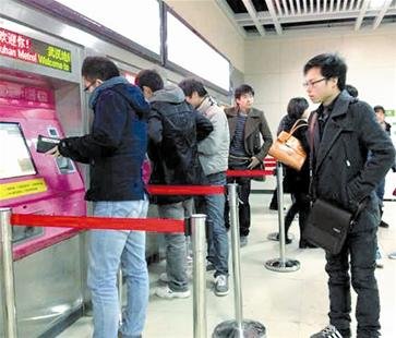 武汉地铁售票机乱找零 地铁公司回应此概率很