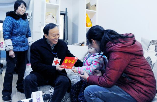 湖北红十字会开展白血病贫困患儿探访活动