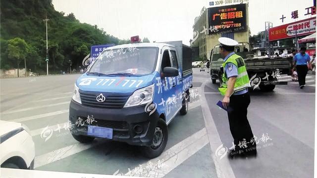小货车变身宣传车还装大喇叭 被交警罚款700元