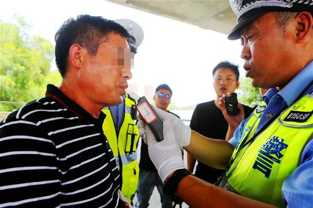 司机喝杯啤酒遇交警检测 以气短为由消极吹气