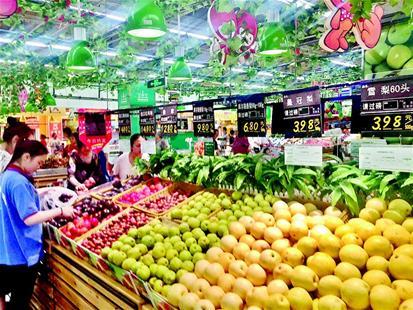 夏季瓜果量大价跌 武汉市民吃瓜果迎来最划算