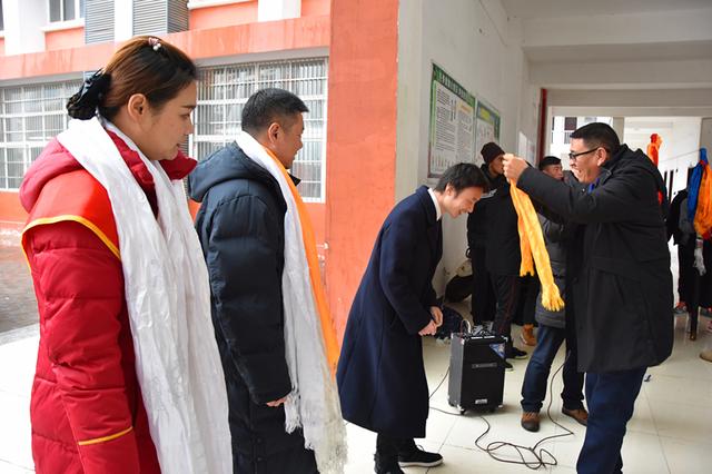 黄冈菱湖师生中学高中藏族代表向武昌火车站工作人员献"哈达"老师录取线高中部西北图片