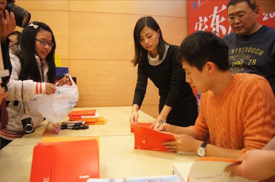 治愈系<em>作家安东尼</em>江城送温暖签售长达6小时