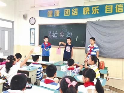 武汉小学上演现实版大富翁游戏 座位需花钱租