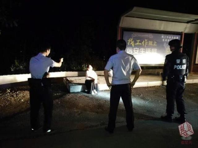 女子见网友情感受挫 深夜路边持刀割腕轻生