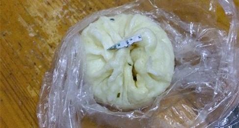 6龄童吃包子 吐出药物包装袋