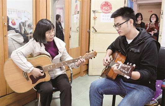 两届大学生接力指导 零基础宿管阿姨学会弹吉他