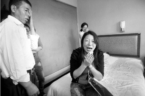 荆州女童被困死在车内 母亲得知噩耗愧疚流泪