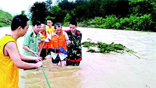黄陂 暴雨 4名 老人被困 消防战士搭绳桥救人_大