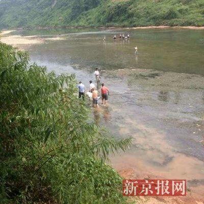【【新闻】湖北来凤县5人溺水身亡 目击者称救