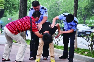 民警抓贼时被误当扒手同伙 遭失主撕咬衣服手臂