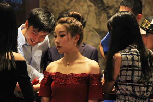 汉口爱尔眼科医院赞助Tonight 高中毕业舞会