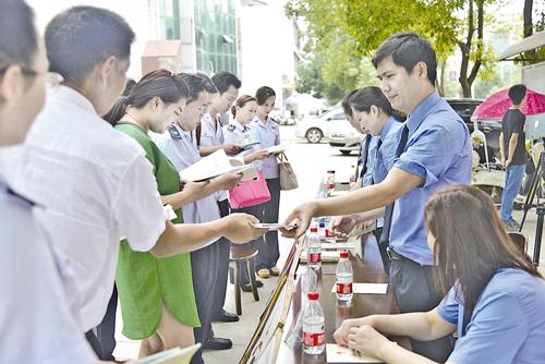 孝昌进行反腐举报宣传 接受群众法律咨询40余