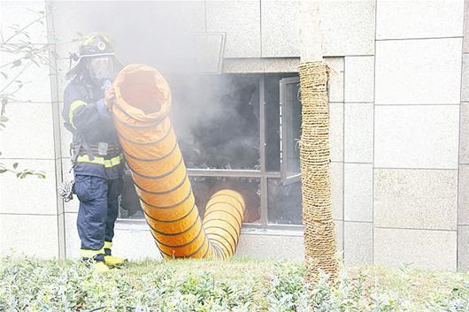 小区地下室突发火灾 消防官兵紧急救援(图)_大楚网_腾讯网