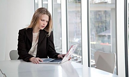 女性面色暗淡长斑或因天冷穿衣少礼物表情包动图图片