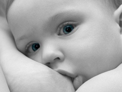 注意:宝宝躺着喝奶会变丑 躺着喝奶危害多_频道_腾讯网