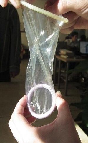 你见过女式避孕套吗!真人演示使用方法