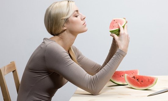 专家提醒:夏季贪凉吃西瓜 吃多未必解暑