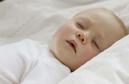 宝宝鼻垢怎清理？生理盐水甘油最好用