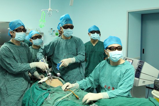 北京同仁医院:医生戴3D眼镜做手术