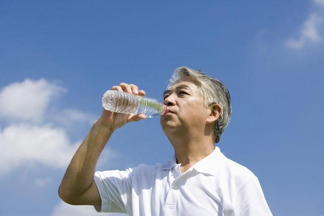 夏天喝啥最解渴?不是冰水,而恰恰是它!