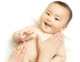 抚触操让宝宝暖起来 冬天再也不怕感冒!