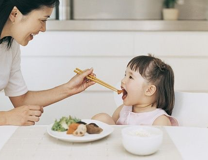 培养宝宝正确的饮食习惯妈妈该怎样做?