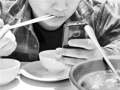 美国最新研究显示吃饭玩手机或致营养不良
