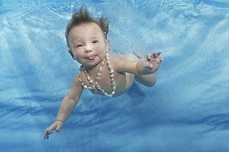 知道吗?多多游泳可以提高婴儿的抗病能力