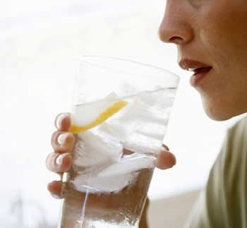 专家否认早起喝凉水致女性宫寒和影响男性生育