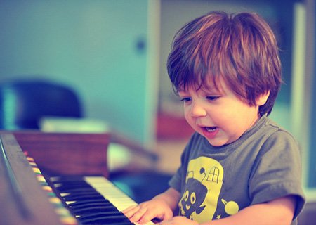 幼儿过早学习钢琴易骨骼畸形