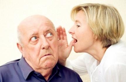 老年人听力下降应及早佩戴助听器