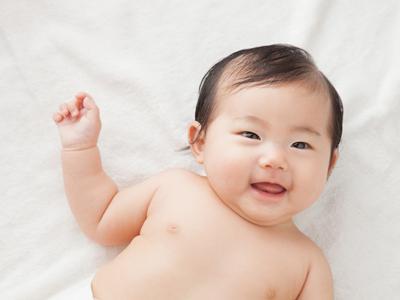 婴幼儿身上起大片红疹 警惕奶癣湿疹捣乱
