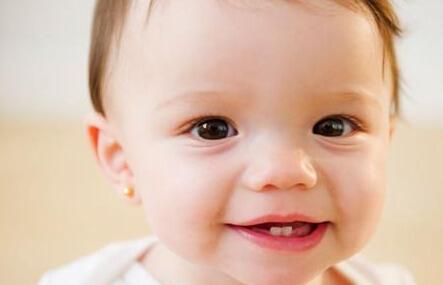 宝宝长牙发烧属正常 护理方法要学会