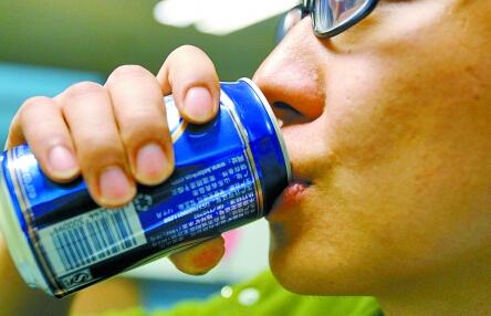 27岁男子每天喝两瓶饮料 三年体重增40斤