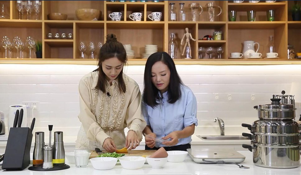 美颜美食+时尚辣妈刘芸变身厨房达人 教你制作