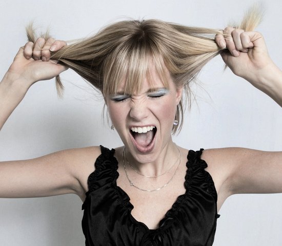 女子花2000多元烫发后<em>头发</em>掉落仅剩<em>几根</em>_频道