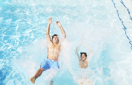 娃游泳会得脑炎？当心夏季游泳3种病