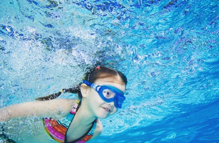 娃游泳会得脑炎？当心夏季游泳3种病