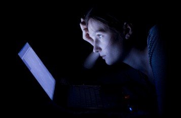 熄灯看手机与导致眼睛黄斑病