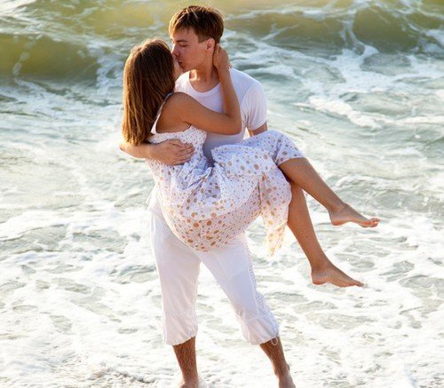 情侣接吻多向右侧歪头 接近愿望强烈更靠右