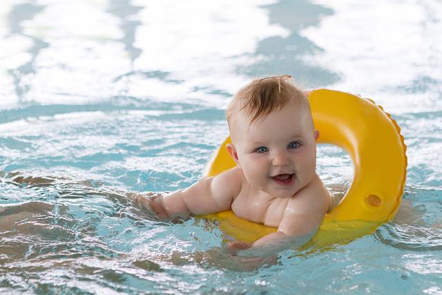 未满月婴儿打疫苗后游泳 胳膊化脓长疙瘩