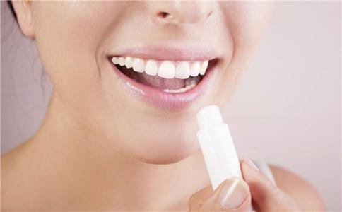 冬季寒冷嘴唇干裂 冬季护唇做好这三点_健康_腾讯网