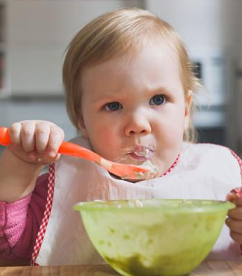 1岁半宝宝发育旺盛 饮食安排一览表_健康_腾讯