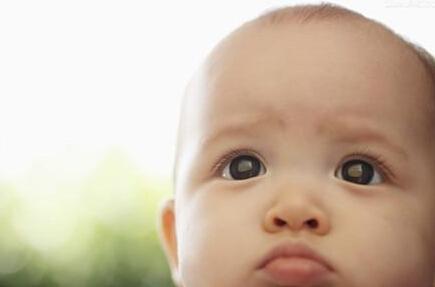 父母常掏宝宝耳朵对健康有害！