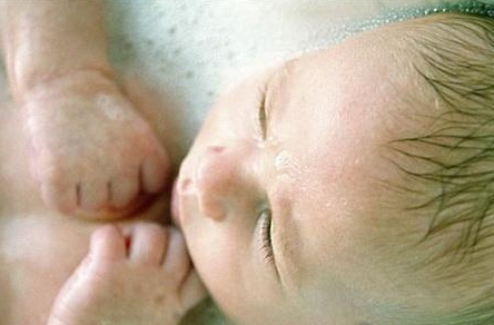冬季寒冷 父母们该如何给新生宝宝洗澡?