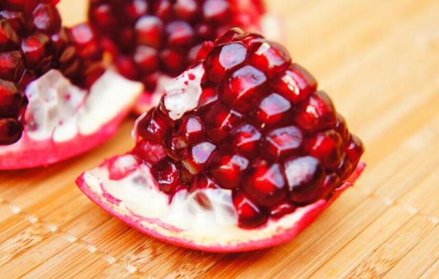 教你怎么样剥石榴 三步走绝对不流汁!