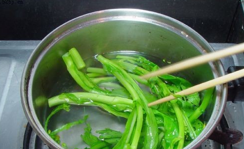 吃货牢记:5种食物炒前焯水更有营养